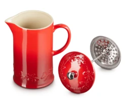 Le Creuset Holly Collectie Cafetière 800 Ml Aardewerk Kersrood -Koffie Thee Winkel lc 20200612 zs ps fs 60706080601503 007