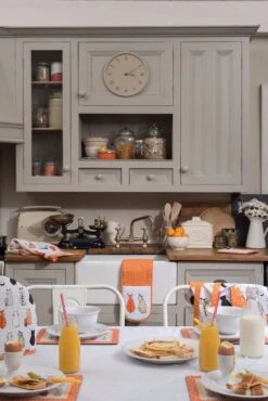 Ulster Weavers Cats In Waiting Theemuts Katoen Oranje -Koffie Thee Winkel lifestyle ncaw 0023 1 4